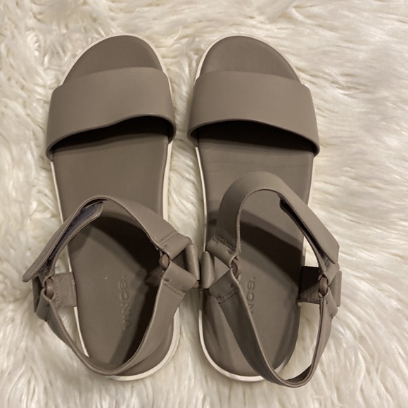 VINCE Sandals size 9 excellent condition color dark gray see all pictures - Picture 9 of 16